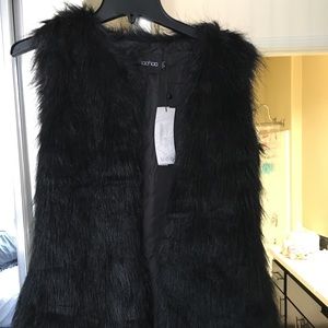 Boohoo black faux fur vest size 2 nwt